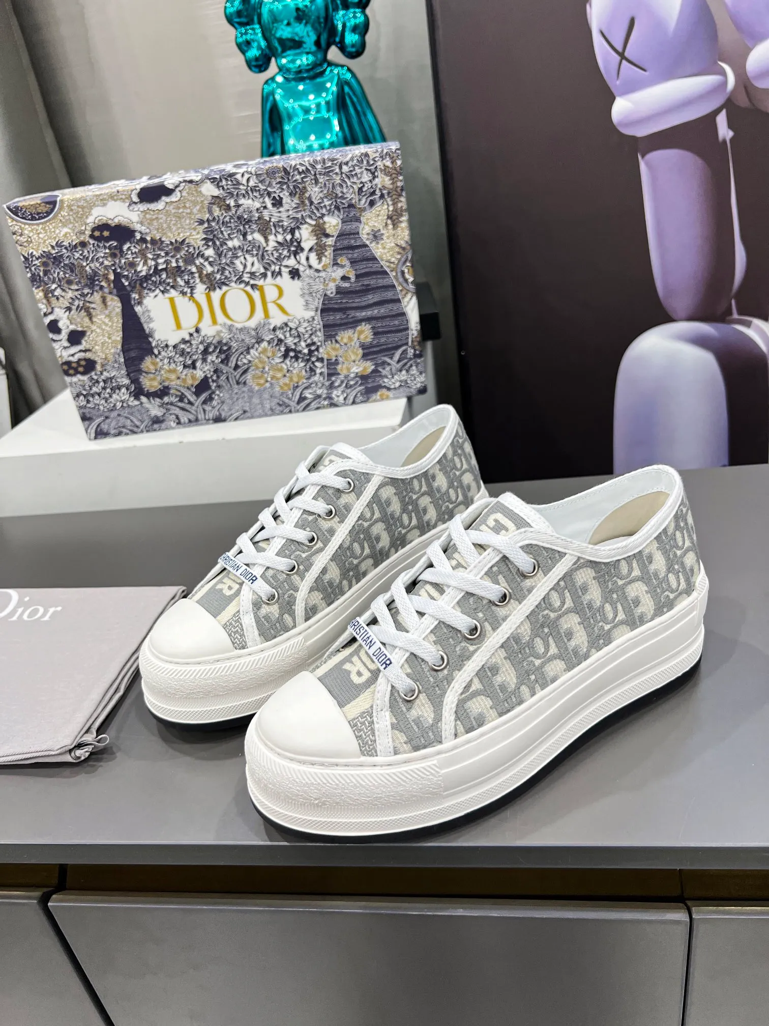 👟👟Ex-factory price 520👟👟Dior【Dior】This Walk'n'Dior thick-soled sneaker is a fashionable item that enhances the style of the series. The latest spring show style, thick-soled shoes from major celebrities, super versatile, 1:1 replica of the original, white canvas upper, with comfortable thick sole, tongue and Christian Dior Paris logo laces. The EVA sole is embellished with Christian Dior's lucky star symbol, adding a chic edge to any casual look. Code number: 35-41